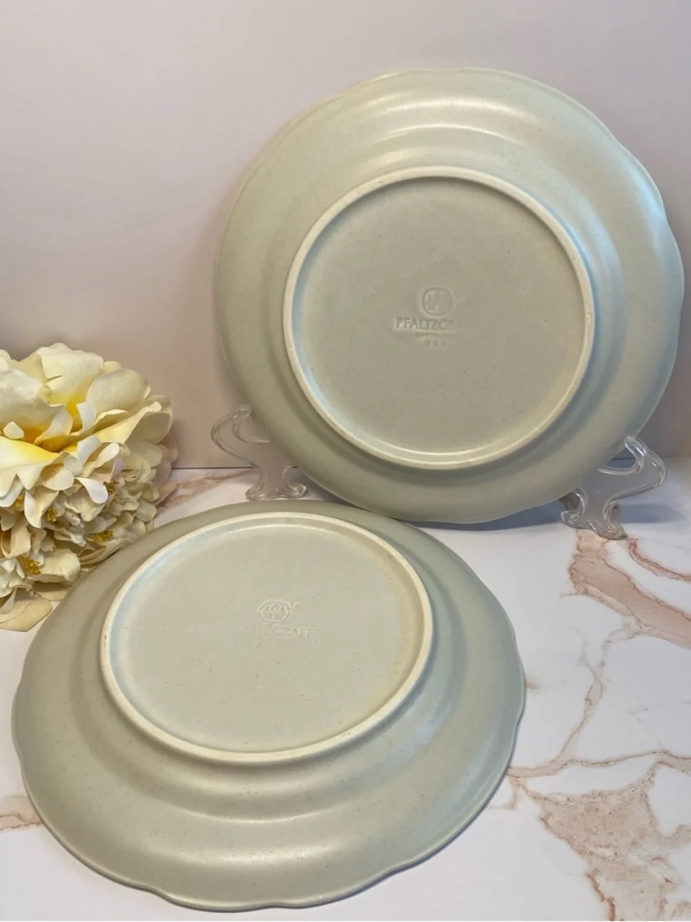 🏰  (2) Pfaltzgraff Heirloom Luncheon Plates - Picture 4 of 9